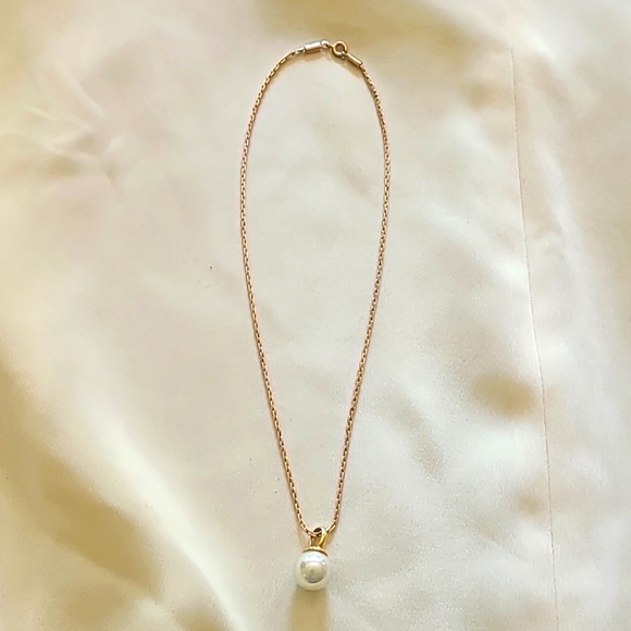 VINTAGE GOLD TONE 16" CHAIN WITH 925 FAUX PEARL PENDANT. - Picture 2 of 8